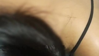 Me ruega para quedarme a cogerla, hermosa chica dando sexo oral al novio de su hermana.