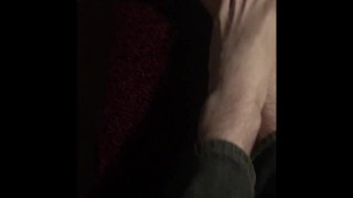 Feet rub