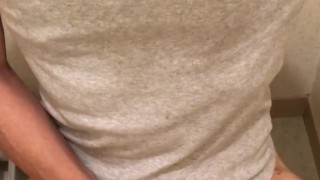 中年　タンクトップ姿で座ってシーシーするおっさん