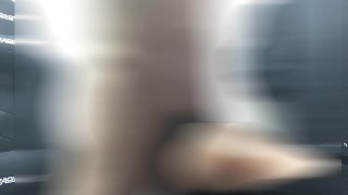 バックでピストンし射精する男
