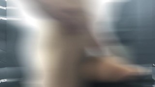バックでピストンし射精する男