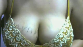 MADURA LATINA CON GRANDES TETAS MUESTRA SUS DOTES EN CÁMARA
