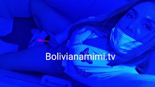 Numa viagem de 10 horas nao aguentei mais o tesao e me masturbei no banheiro do aviao ate gozar 