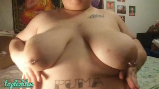 Chubby girl play with her big titties