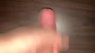 手コキ動画を見ながら