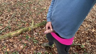 Er musste mit hartem schwanz einfach drauf los pissen