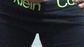 Jefa le pide a su empleado que se haga video tocándose la polla para un posible aumento salarial