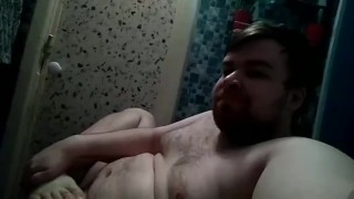 Артем сам себе дрочит ногами кончает на ступни лижет ноги self suck autofellatio self footjob