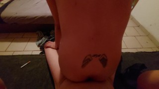 Sexy Pelirroja me pide que me la folle mientras ella fuma