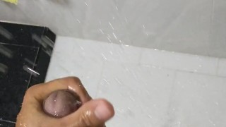 Paja rápida en la ducha con lechita al final