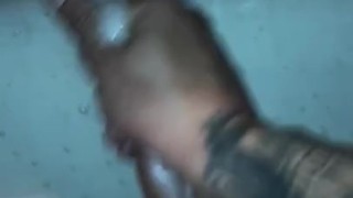 Sigle cum in shower