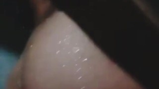Moviendo mi qlo en la ducha