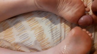 Wanking on my slutty wifes pretty feet