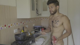 Hablando  mientras cocino desnudo