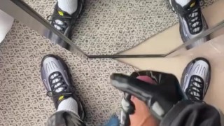 Je branle ma grosse bite en latex 😈