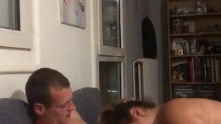 Je remplis la bouche d'une pute de plein de sperme