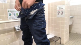 開放的空間で広々とおしっこ。ちびチンを手を使わずにフリフリしてる日本人