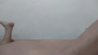 Meneando el culo en el cuarto