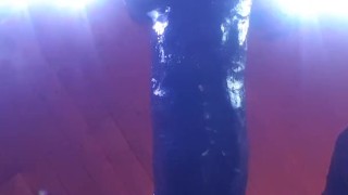 Ich reite meinen schwarzen Dildo im doggystyle