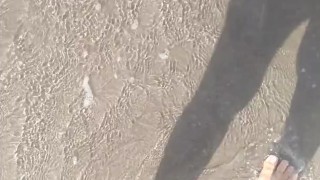 Pies en la playa