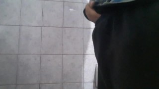 Haciendo pis y tocándome