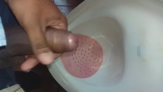 Quick fun at mall urinal 