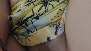Se masturba sólita y están por atraparla