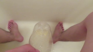 Piss in a plastic bottle. ペットボトルに小便してみた！