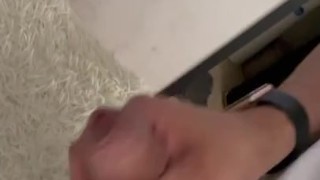 Sexo en casa, paja a una mano