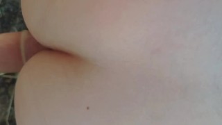 Секси в леопардовом платье отдалась в поле прямо на мопеде