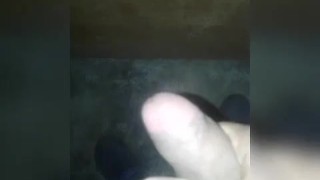 Me pongo caliente masturbándome en casa