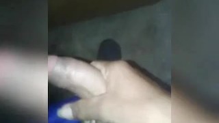 Me pongo caliente masturbándome en casa