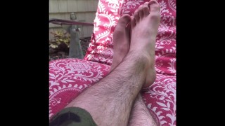Look at my feet while I read 