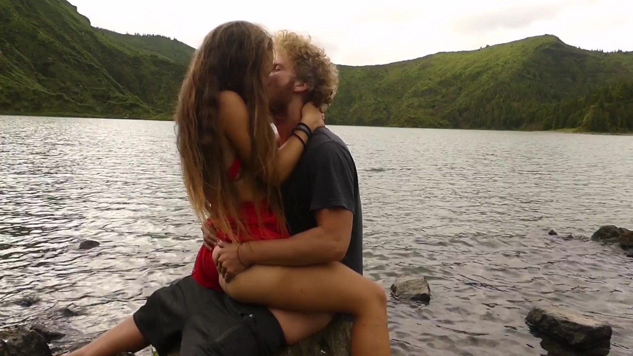 Couple Excité Se Fait Plaisir Et Fait L’amour Passionnément Dans Un Lac De Cratère Volcanique