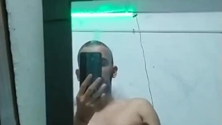 Masturbándome en mi habitación frente al espejo 