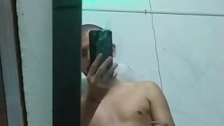 Masturbándome en mi habitación frente al espejo 