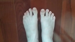 Foot fetish - from above! Stretching toes...!