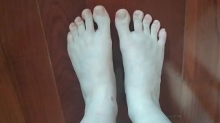 Foot fetish - from above! Stretching toes...!