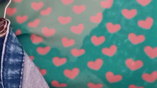 Por baixo da blusa uma bela renda verde...