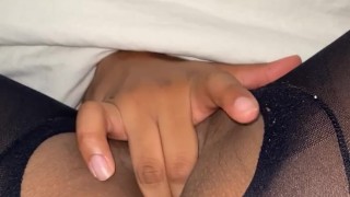 ASMR me masturbo de noche viendo porno 