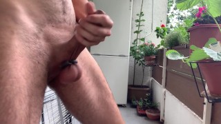 Auf Balkon mit Analplug Wichsen