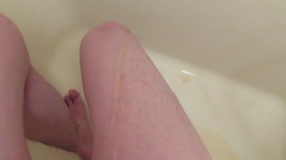 自分の太ももに小便してみた！ Piss on own thighs.