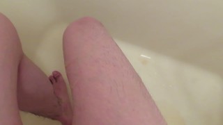 自分の太ももに小便してみた！ Piss on own thighs.