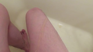 自分の太ももに小便してみた！ Piss on own thighs.