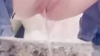 オシッコが我慢できずビルの片隅でこっそり❤️誰かきたらどうしよう💦【日本人素人HENTAIカップル個人撮影48】