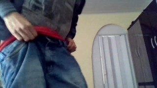 Abaixando as calças e mostrando a rola