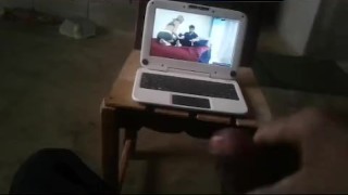 Llego Del Colegio Y Se masturba Viendo Porno