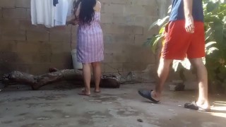 Besos y mamada con mi vieja en el patio de la casa, sin miedo a que nos vean los vecinos
