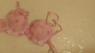 Piss on pink brassiere in bathroom !! ピンクのブラに小便ぶっかけ！！