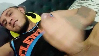 Chico latino se masturba , y nos muestra su rica verga 